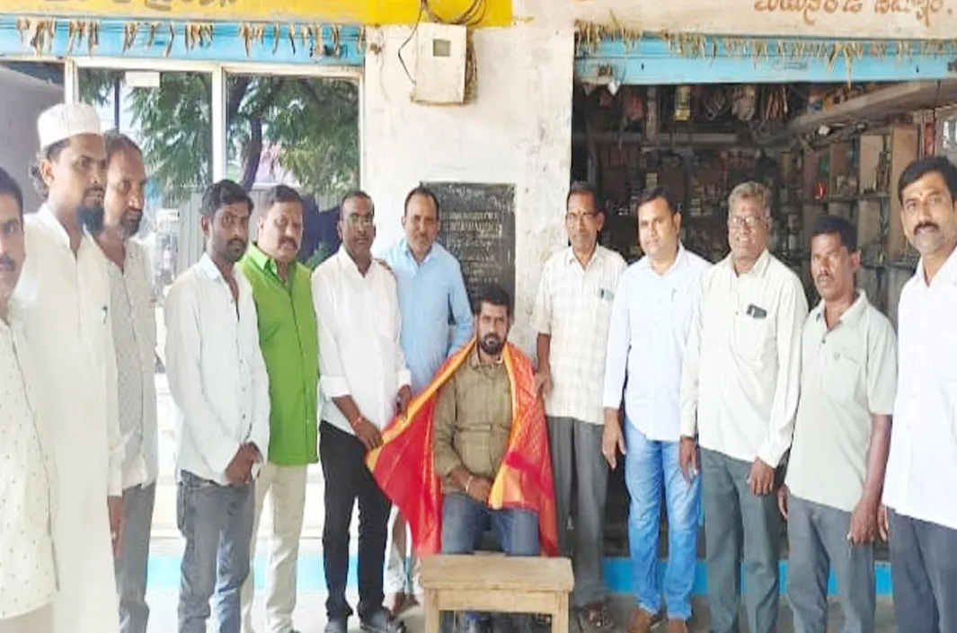 37 సార్లు రక్తదానం చేసిన నాయకులు బొడ్డు కిరణ్ కు సన్మానం