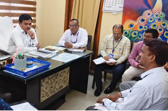 బ్యాంక్ అధికారులతో జడ్జి సమావేశం 