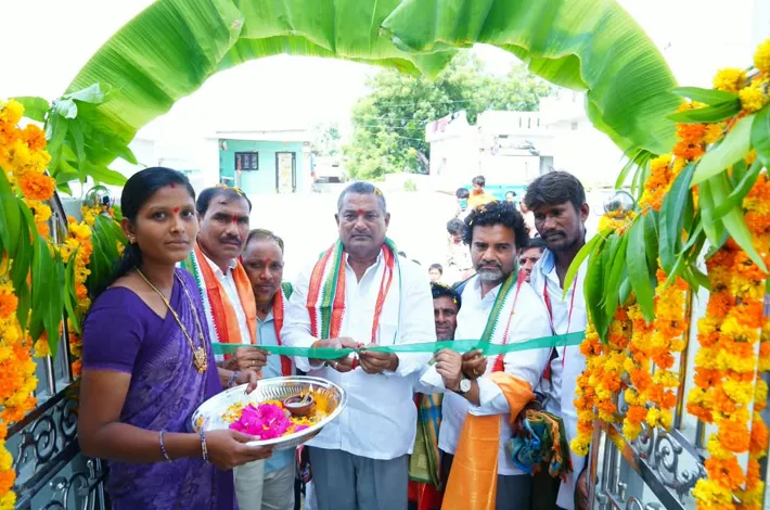 ఇందిరమ్మ ఇళ్లను ప్రారంభించిన ఎమ్మెల్యే 