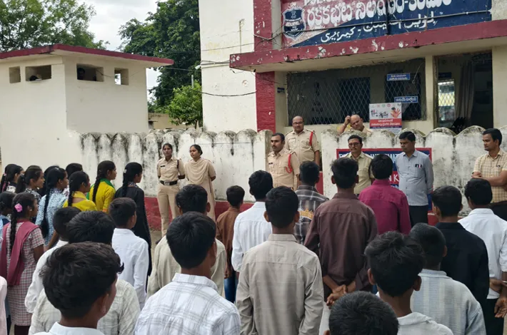 విద్యార్థులకు పోలీస్ శాఖపై అవగాహన