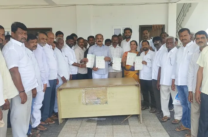 సీఎంఆర్ఎఫ్ చెక్కుల పంపిణీ చేసిన కొమ్మూరి