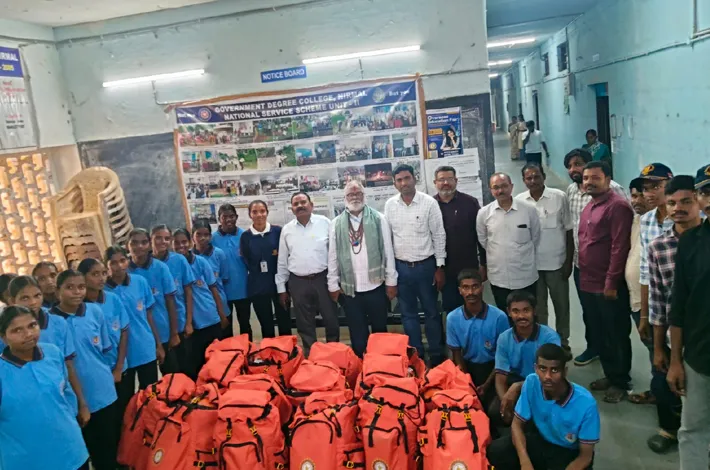 యువ ఆపద మిత్ర కిట్ల పంపిణీ