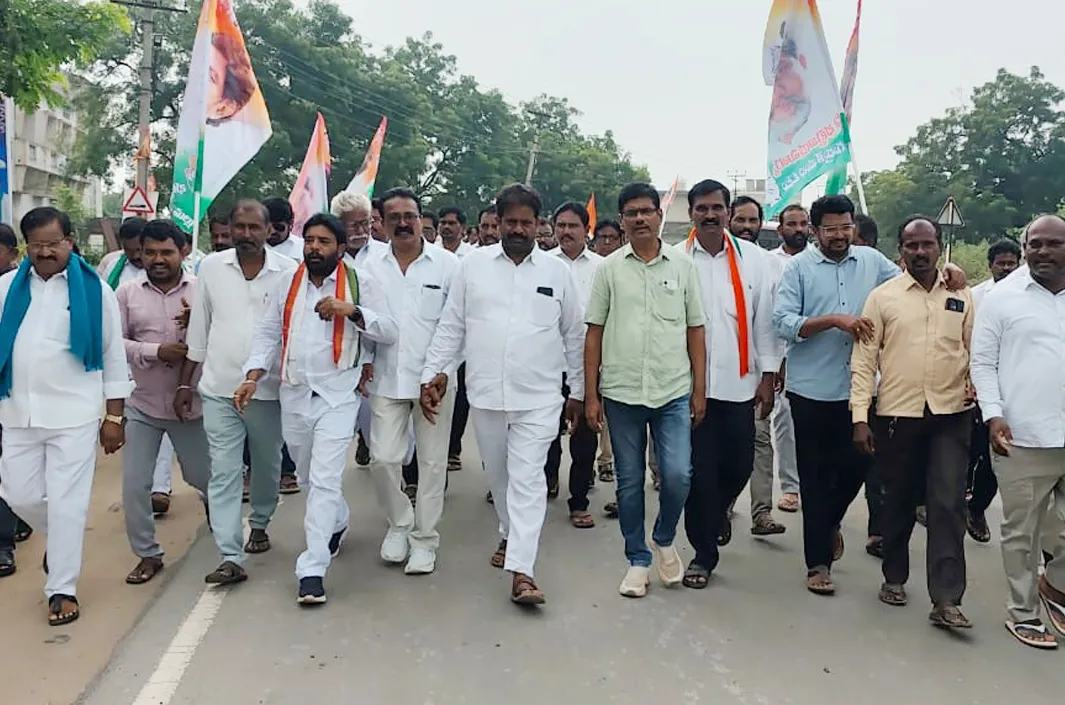 కాంగ్రెస్ పార్టీ ఆధ్వర్యంలో పోలీస్ స్టేషన్ లో పిర్యాదు