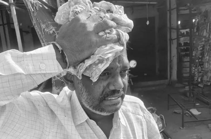 రోడ్డుపై ఫ్లెక్సీ బోర్డు తలిగి వ్యక్తికి తీవ్ర గాయాలు
