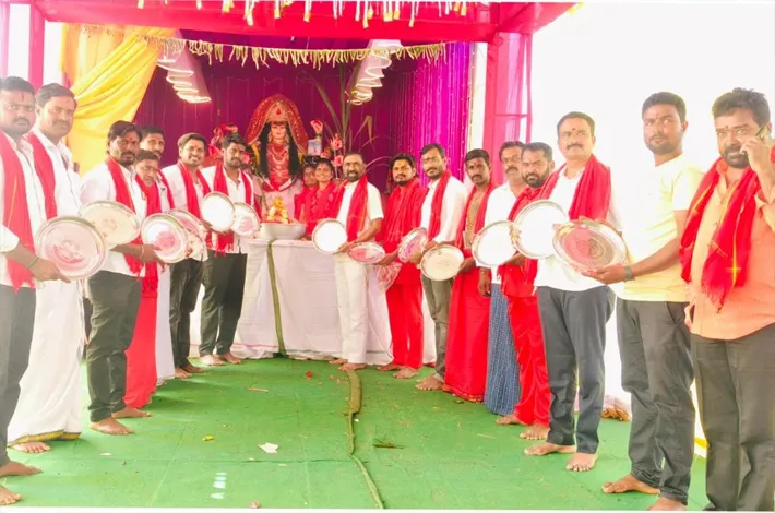 రాఘవపేటలో దుర్గాదేవిని దర్శించుకున్న జువ్వాడి