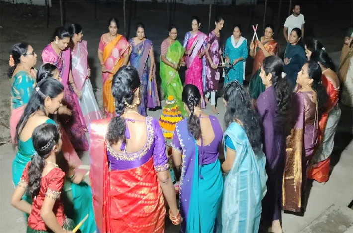 పూల సింగిడిలా.... సంస్కృతి వైభవం