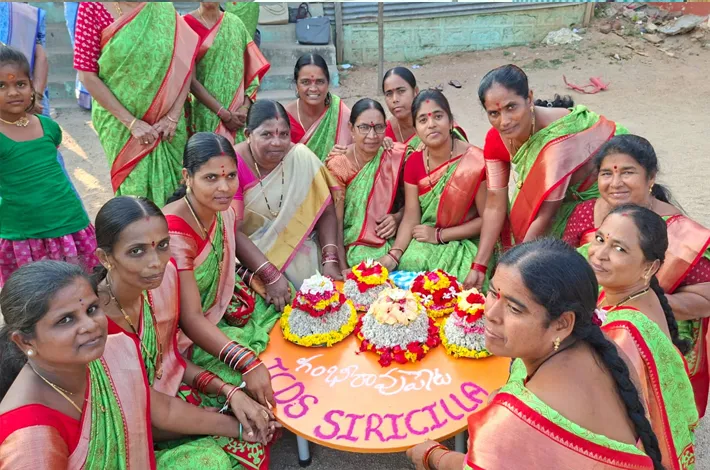 ఆడబిడ్డల ఆత్మగౌరవం బతుకమ్మ
