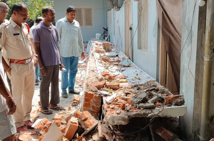 గోడ కూలి ఐదేళ్ల చిన్నారి మృతి
