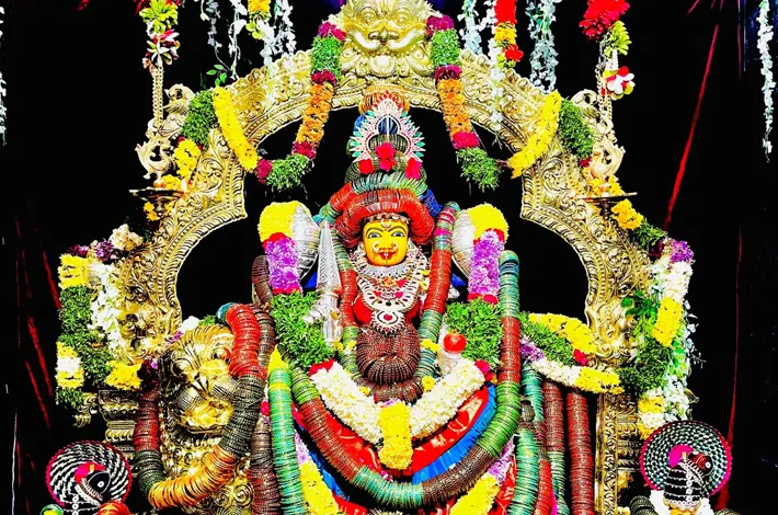 10,116 గాజులతో రోహిణి అలంకారంలో గజ్వేల్ మహంకాళి