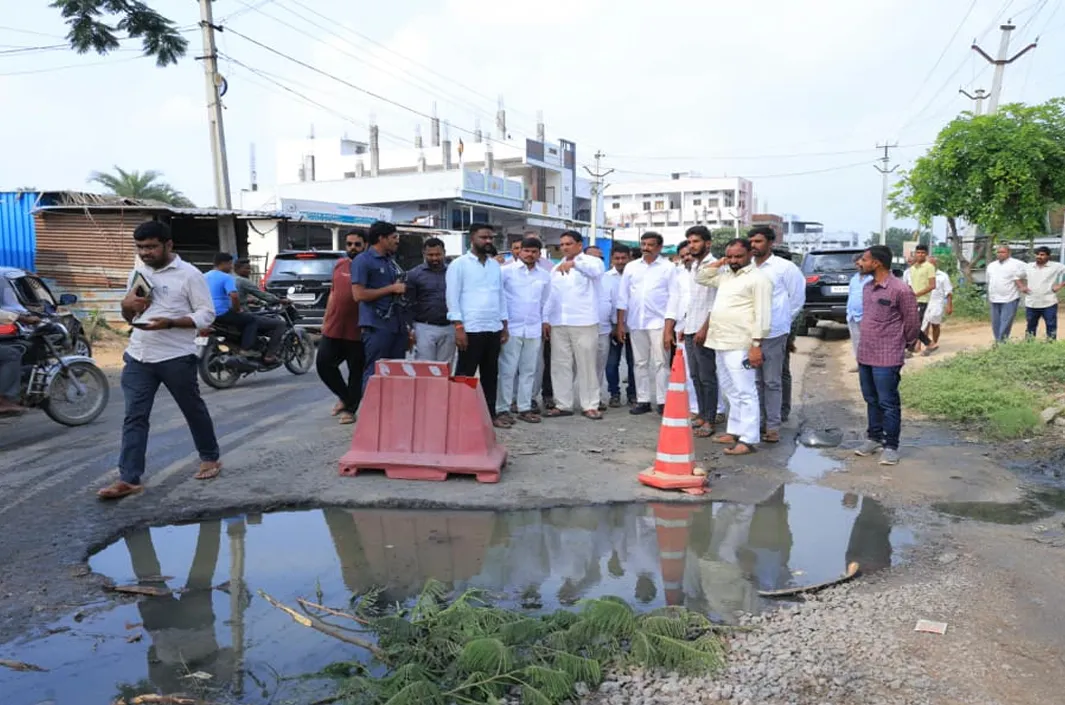గుంతలో మురుగునీరు.. అధికారులపై ఎమ్మెల్యే ఫైర్‌