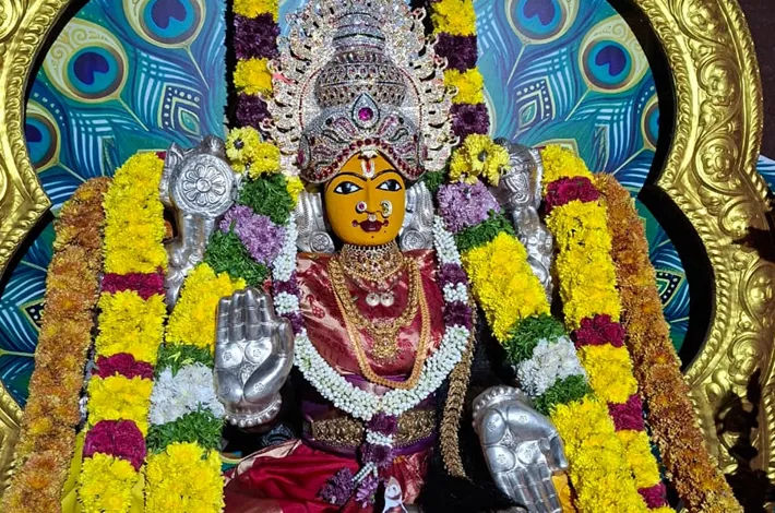 వైష్ణవీ రూపంలో దర్శనమిచ్చిన దుర్గా భవాని
