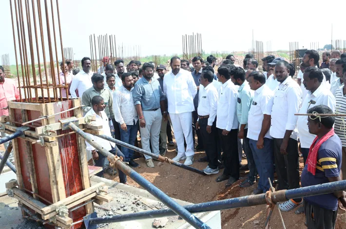 నిర్మాణ పనులను పరిశీలించిన ప్రభుత్వ విప్ విజయ రమణారావు 