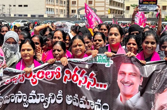 మహిళా ఎమ్మెల్యేలపై పోలీసుల దాడిని ఖండిస్తూ పటాన్‌చెరులో భారీ నిరసన