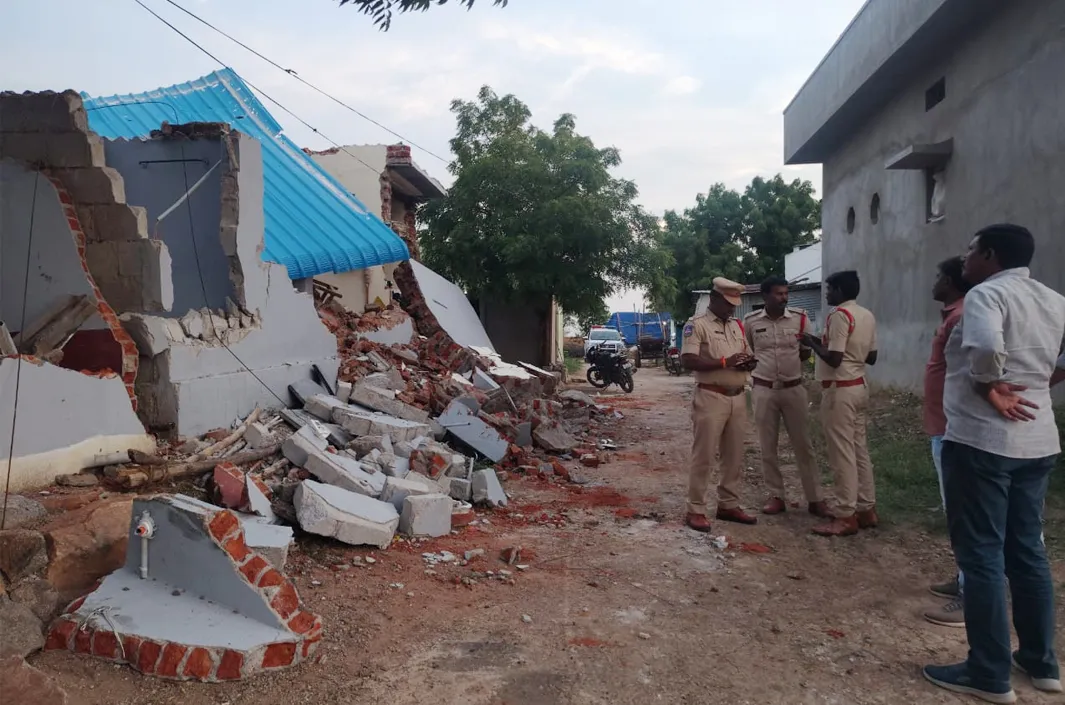 కులాంతర వివాహంపై చిచ్చు.. యువకుడి ఇల్లు ధ్వంసం