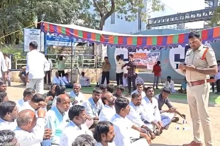 జీవిక స్టీల్ పరిశ్రమకు వ్యతిరేకంగా రైతుల ధర్నా, రాస్తారోకో!