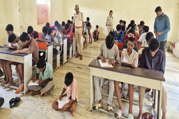 విద్యార్థులకు వ్యస రచన పోటీలు
