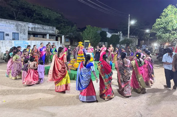 లింగంపేటలో ఘనంగా బతుకమ్మ సంబరాలు
