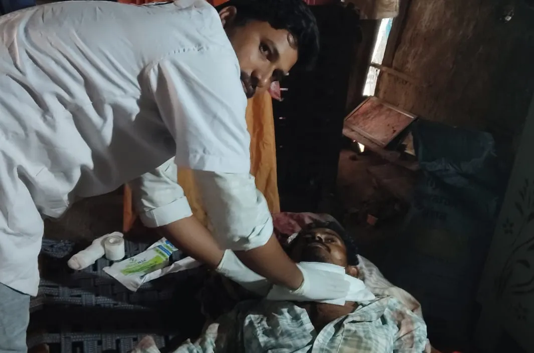 కొడవలితో గొంతు కోసుకున్న వ్యక్తి
