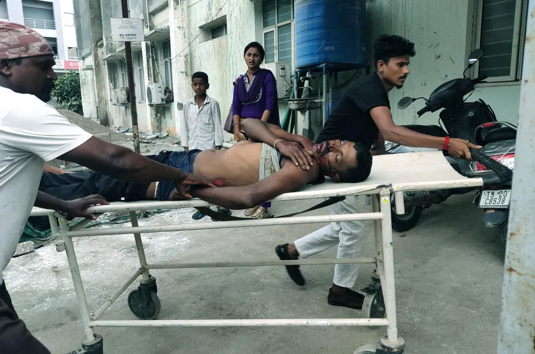 బైక్ అదుపుతప్పి మేస్త్రికి తీవ్ర గాయాలు!