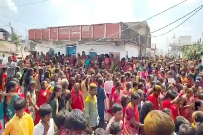 భక్తిశ్రద్ధలతో దుర్గమ్మ పల్లకి ఊరేగింపు