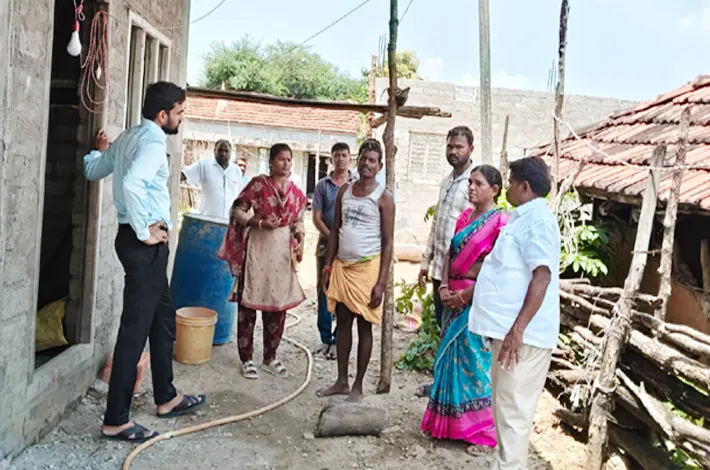 ఇందిరమ్మ ఇండ్ల నిర్మాణాల వేగవంతం పెంచాలి: ఎంపీడీవో నిశాంత్