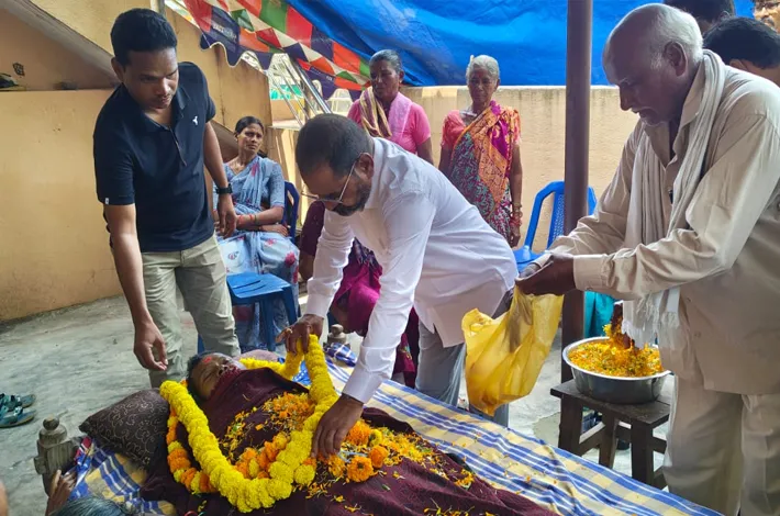 తాటి బిక్షమయ్యకు ఎమ్మెల్యే కోరం కనకయ్య నివాళి