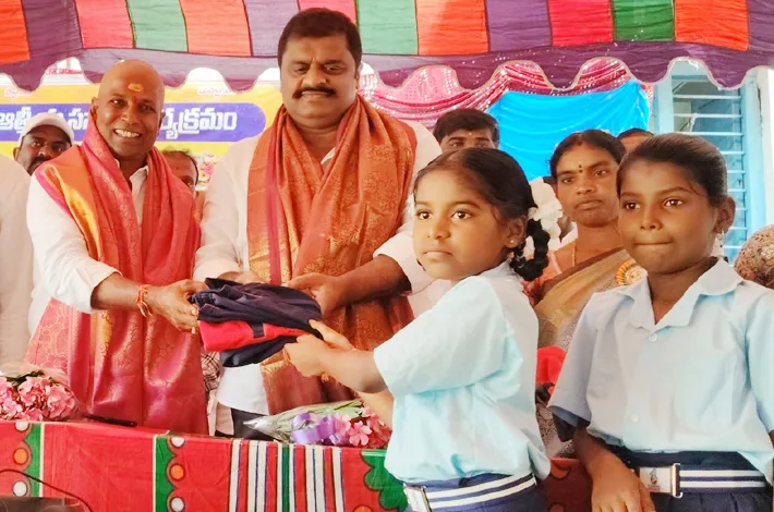 విద్యార్థులకు స్పోర్ట్స్‌ డ్రెస్‌లు పంపిణీ చేసిన చెరుకు చెరుకు శ్రీనివాస్ రెడ్డి..
