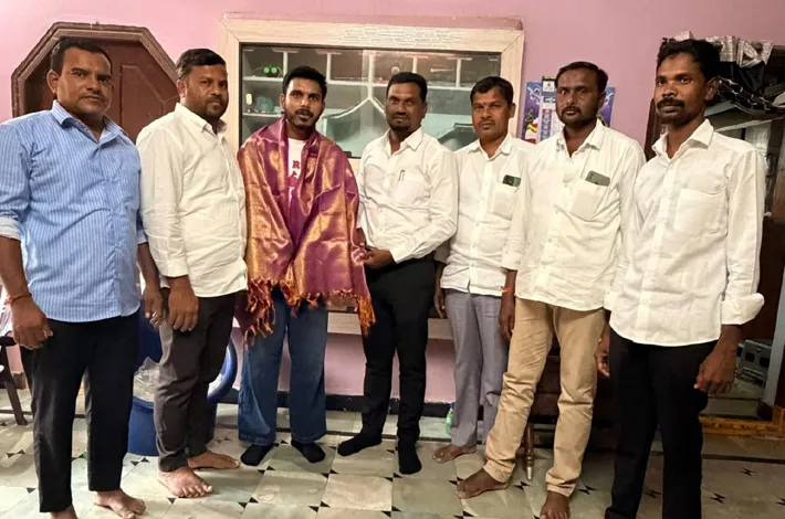 ఎంబీఏ పూర్తిచేసి స్వదేశానికి వచ్చిన విద్యార్థి
