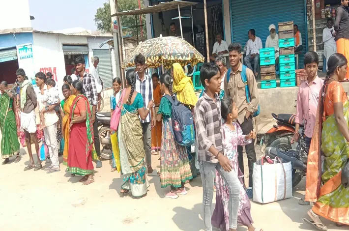 బస్టాండ్‌ లేదు.. రోడ్డే దిక్కు!