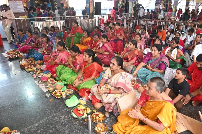 కరెన్సీ నోట్లతో కాళరాత్రిదేవి అవతారం