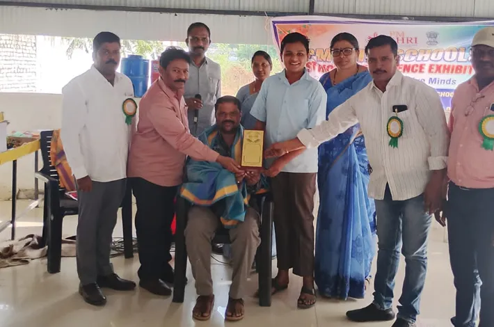 జిల్లా స్థాయి సైన్స్ ఎగ్జిబిషన్‌లో ఫరాన్‌కు ప్రథమ స్థానం