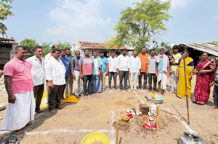ఇందిరమ్మ ఇంటి నిర్మాణానికి భూమి పూజ