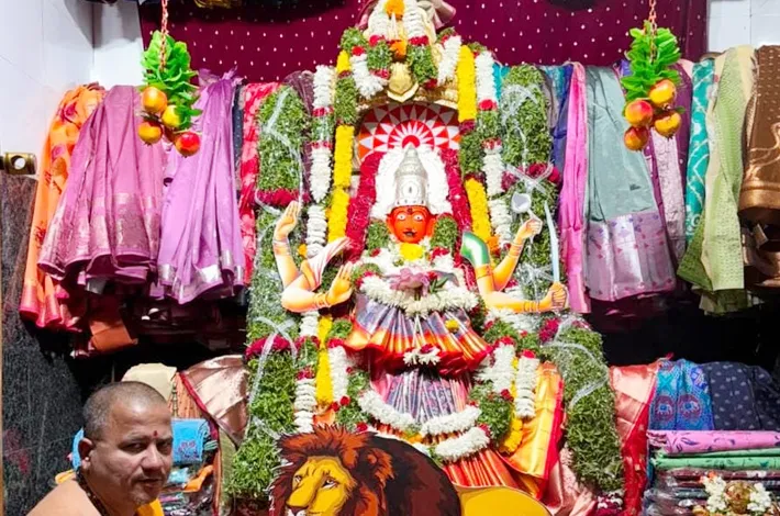108 చీరలతో కనకదుర్గమ్మకు విశేష అలంకరణ..