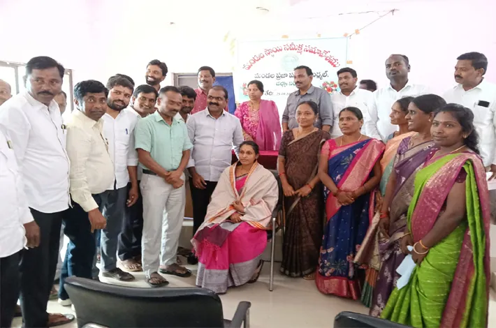 ప్లాస్టిక్ నిర్మించిన సర్పంచ్ కు సన్మానం