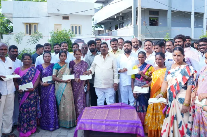 పేదింటి ఆడపిల్లల పెళ్లిళ్లకు ఆర్థిక భరోసా