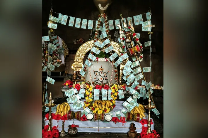 కరెన్సీ నోట్లతో గణపేశ్వరుడి అలంకరణ