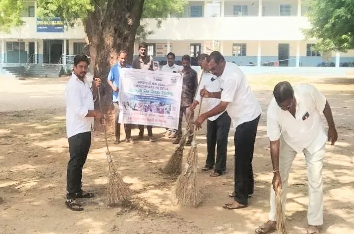 చీపురు పట్టిన నాయకులు