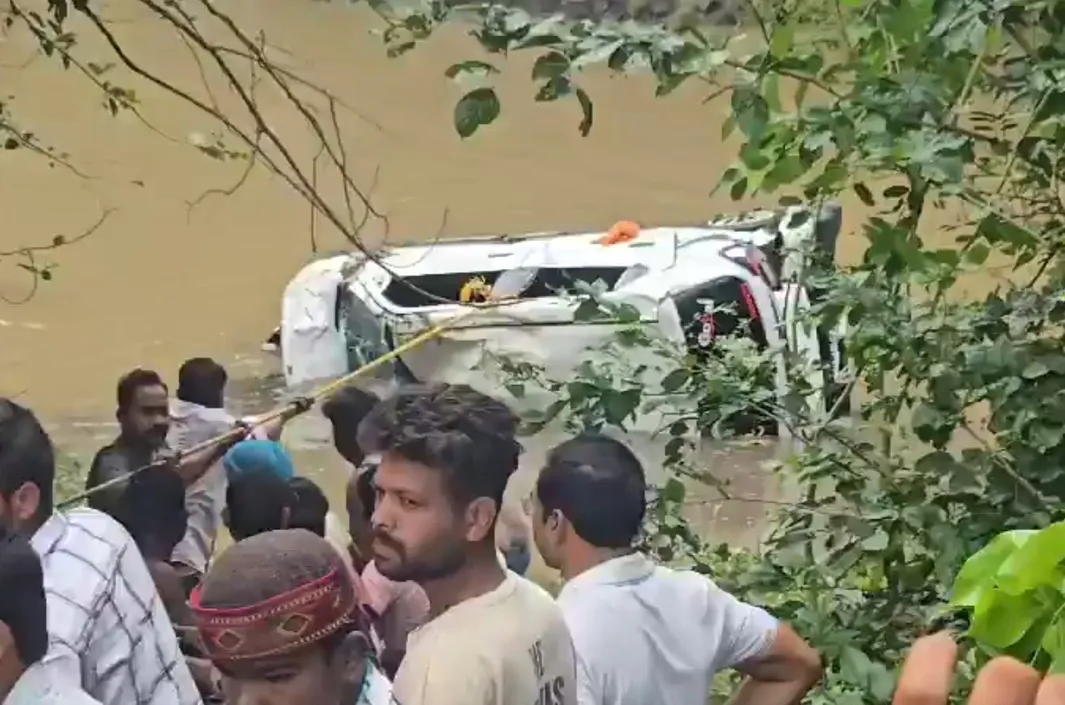 ఉప్పొంగిన మురుగు కాలువ.. ఎనిమిది మంది మృతి 