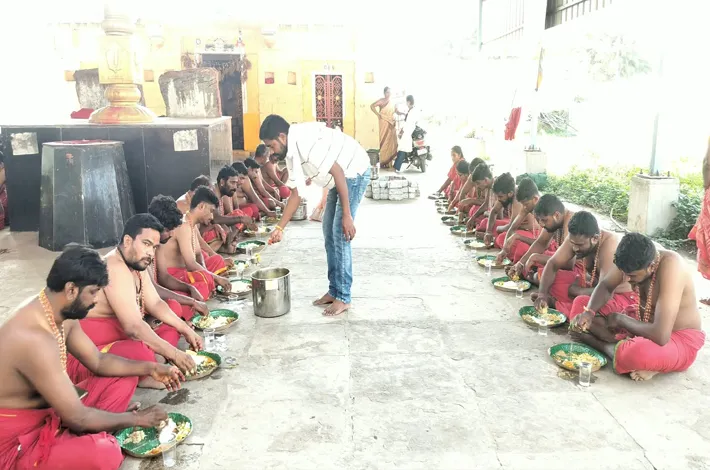రామాలయంలో భవాని దీక్ష స్వీకరించిన స్వాములు