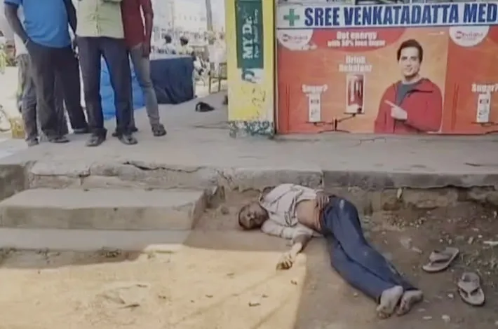 టిఫిన్ సెంటర్ లో గుర్తుతెలియని వ్యక్తి మృతి.