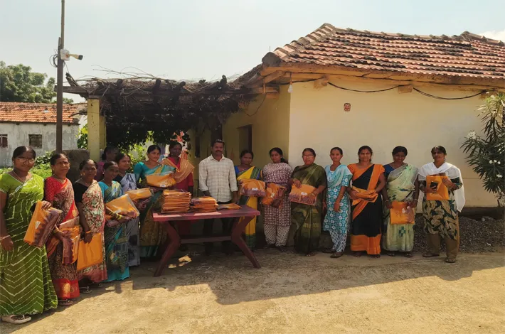బతుకమ్మ పండుగ సందర్భంగా మహిళలకు చీరల పంపిణీ