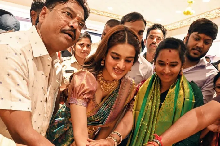 భూపాలపల్లిలో సినీనటి నిధి అగర్వాల్ సందడి 
