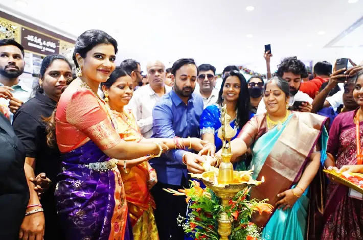 నిర్మల్‌లో సినీనటి ఐశ్వర్య రాజేష్ సందడి