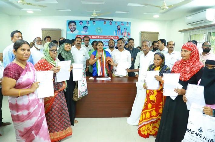 కోదాడలో 210 మందికి ఇందిరమ్మ ఇళ్ల పత్రాల పంపిణీ