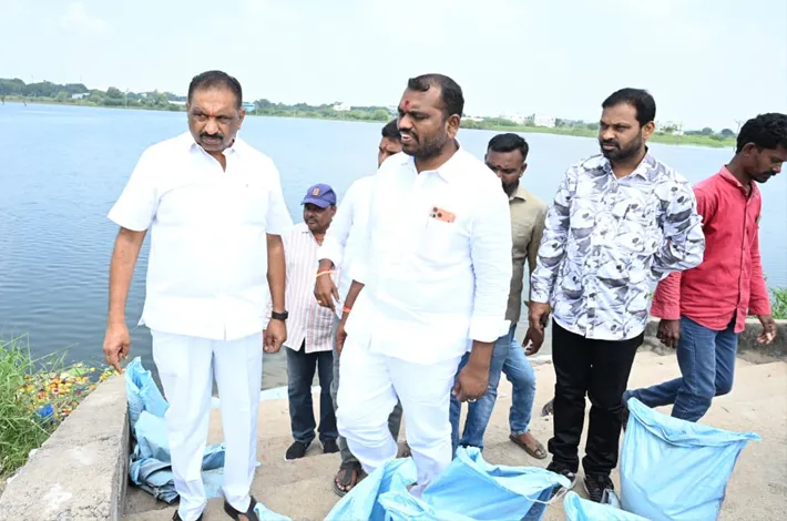 బతుకమ్మ వేడుకల ఏర్పాట్లను పరిశీలించిన మేయర్ 