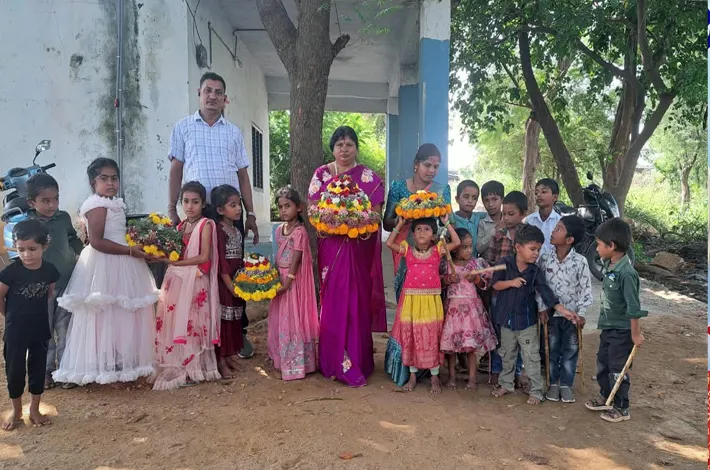 బతుకమ్మతో మెరిసిన పాఠశాల!