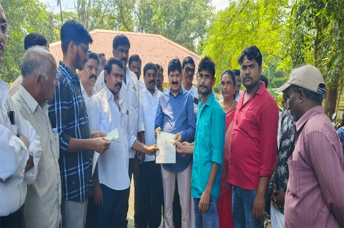 సీఎంఆర్ఎఫ్ చెక్కులు అందజేసిన ఎమ్మెల్యే తెల్లం వెంకట్రావు