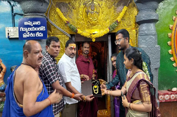 అమ్మవారికి బంగారు ఆభరణాలు