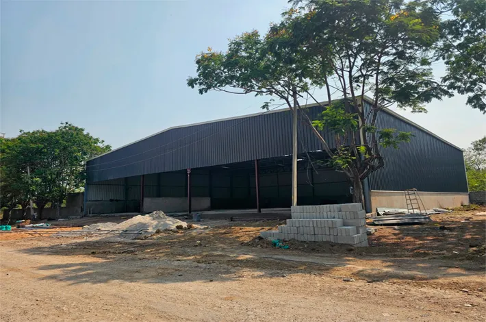 నిషేధిత భూమిలో అక్రమ నిర్మాణం 