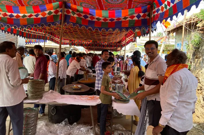 గాంధీ బొమ్మ సెంటర్లో ఘనంగా అన్నదానం 
